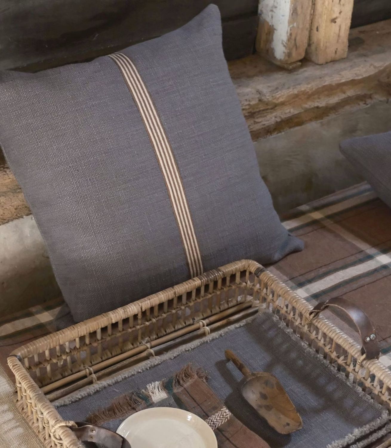Scatter Jasper Charcoal 63x63 (4)